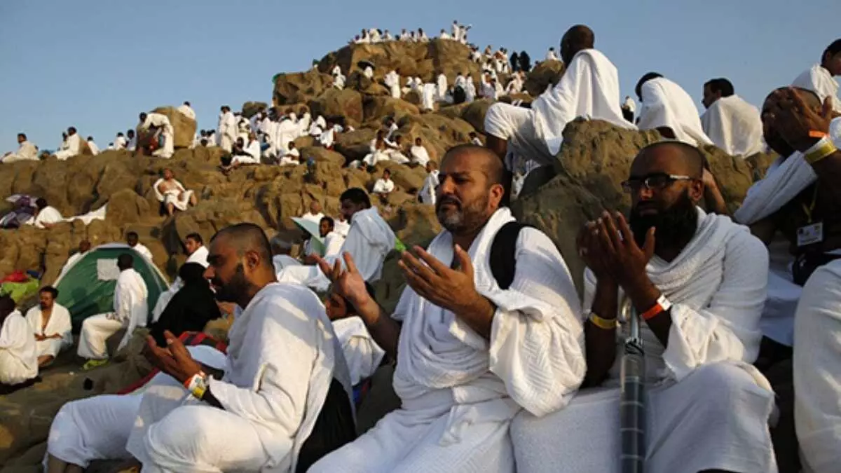 Arafat vakfesinde dua eden hacılar (Arefe günü)