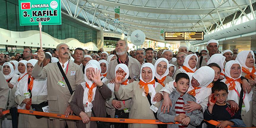 Hac yolculuğunda kafile hâlinde yürüyen hacılar