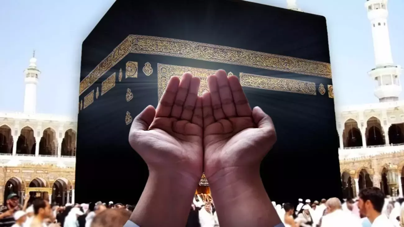 Umre sırasında Kâbe’de dua eden Müslümanlar