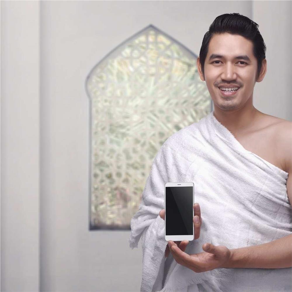 Hac sırasında fotoğraf çeken hacılar