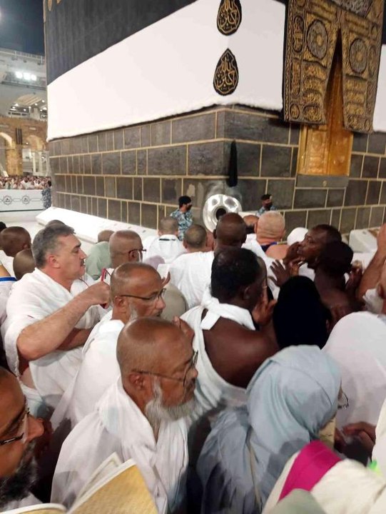 Kâbe etrafında tavaf sırasında dikkat edilmesi gereken kalabalık düzeni